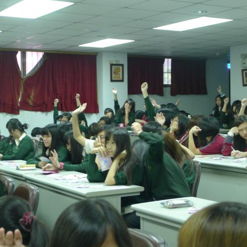 同學踴躍舉手回答問題