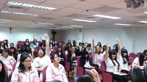 講座現場氣氛熱絡，女同學們踴躍舉手發言，想要回答問題