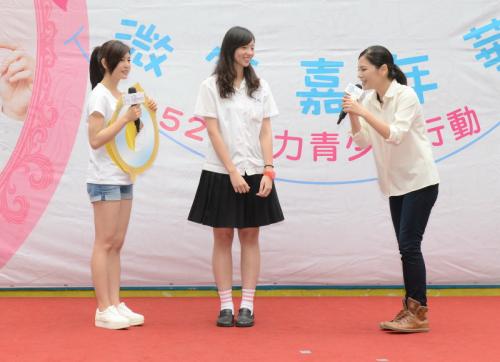 陳妍希化身微笑魔鏡，稱讚現場的女同學-長得很高~笑容甜美！
