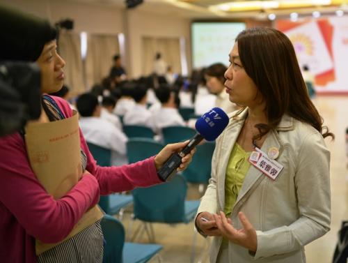 董氏基金會心理衛生中心主任葉雅馨接受媒體採訪