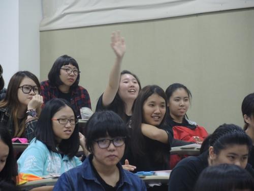 學員踴躍舉手回答問題