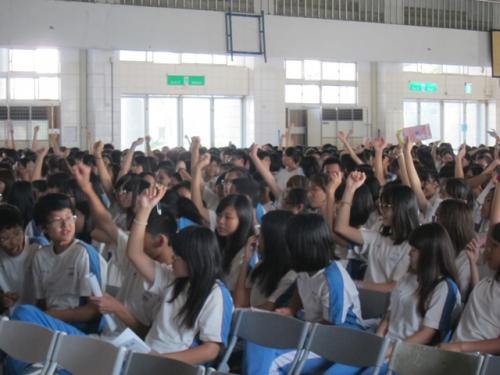 學員踴躍舉手回答問題