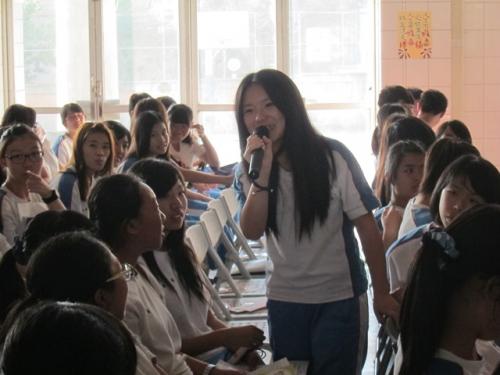 學員分享自己夢想是歌手，並現場Show自己的歌聲