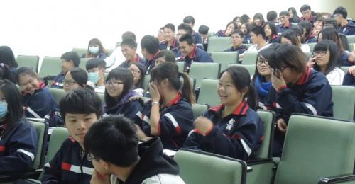 學員被老師有趣的講課方式逗得哈哈大笑