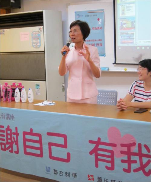 高雄女中校長黃秀霞為講座開場致詞。
