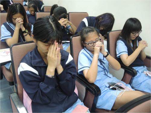 學員閉上眼睛為自己默念「正向咒語」。