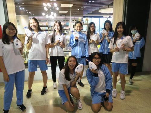邀請了十位青少女拍攝自信照～並贈送由多芬提供的獎品勉勵同學保持自信！