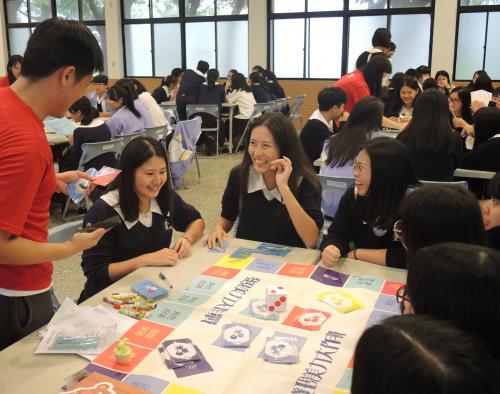 骰到「機智問答」任務格，同學要在十秒內回答「三個自己的優點」～